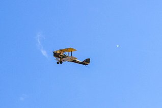 Tiger Moth 82536 přilétá